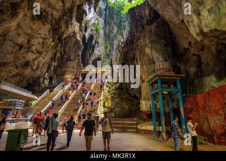 Treppe in einen hinduistischen Tempel innerhalb von Batu Höhlen, Malaysia Stockfoto