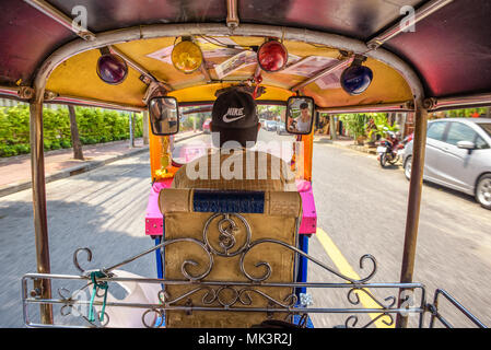 Blick von der Innenseite des Fahrzeugs ein Tuk Tuk in Bangkok. Stockfoto