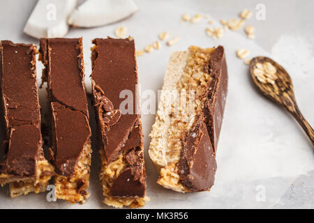 Kokos - Hafer raw vegan Bars. Ansicht von oben, kopieren. Gesunde vegane Ernährung Konzept. Stockfoto