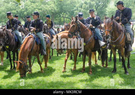 Bürgerkrieg reenacotrs und Ihr pferd Snack auf der National Mall in Washington, DC. Die Veranstaltung markierte den 150. Jahrestag der Grand Parade Cele Stockfoto