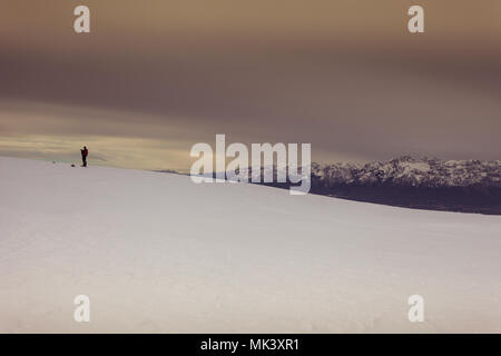 Mann, der Fotografien der Schnee, mit den Dolomiten im Hintergrund, Col Visentin, Belluno, Italien Stockfoto