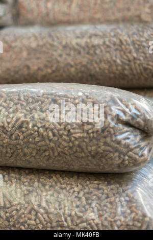 Haufen der Stapel von Kiefer pellets-stock Bild. Eco - Biomasse Pellets in Säcken. Stockfoto