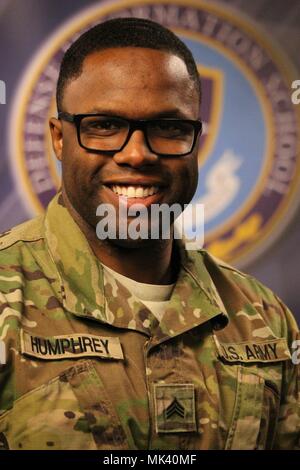 SAN JUAN, Puerto Rico - ein Soldat von Columbia, South Carolina, Puerto Rico eingesetzt, die Wiederaufnahme der Bemühungen der Puerto-ricanischen Regierung nach dem Hurrikan Maria. Armee Sgt. Alon Humphrey ist ein videofilmer Zur 24. Drücken Sie Camp Headquarters zugeordnet, 1. Panzerdivision die Artillerie der US-Armee, in Ft. Bliss, Texas. Stockfoto