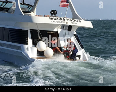 Ein Coast Guard 45-Fuß-Motor Rettungsboot Crew von Station Cape May, New Jersey, unterstützen die Besatzung eines entspannenden Schiff sechs Meilen östlich von Cape May, New Jersey, November 1, 2017. Die Küstenwache Cape May Crew entwässert die 52-Fuß-Boot und begleitet das Schiff zum Canyon Club in Cape May, New Jersey. (U.S. Coast Guard Foto von BM3 Tristan Strahl). Stockfoto