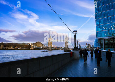 London, UK, 21. März 2018. Pendler und Touristen auf Gehweg in der Nähe der Tower Bridge bei rush hour. London, Großbritannien Stockfoto