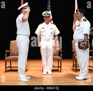 171102-N-XP 344-070 MANAMA, Bahrain (Nov. 2, 2017) U.S. Navy Vice Adm. John aquilino, Kommandant der Kombinierten Seestreitkräfte, Mitte, herrscht über das Ändern des Befehls Zeremonie für kombinierte Task Force (CTF) 151 während der Türkischen Seestreitkräfte hinten Adm. Emre Sezenler, Mitte links, dreht sich das Kommando zu Royal Bahrain Navy Capt. Yusuf Almannaei, Mitte rechts, auf Naval Support Activity Bahrain. Das CTF151 Mission ist Piraterie auf See zu stören und zu engagieren, mit regionalen und anderen Partnern den Aufbau von Kapazitäten und Fähigkeiten verbessern, um die globale maritime Commerce und sichere freedo zu schützen. Stockfoto