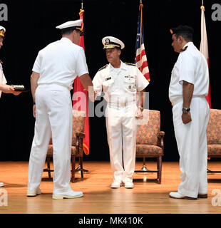 171102-N-XP 344-065 MANAMA, Bahrain (Nov. 2, 2017) U.S. Navy Vice Adm. John aquilino, Kommandant des kombinierten Seestreitkräfte, Mitte, schüttelt die Hand des Türkischen Seestreitkräfte hinten Adm. Emre Sezenler, ausgehende Kommandant der kombinierte Task Force (CTF) 151, Links, während der Task force Ändern des Befehls Zeremonie am Naval Support Activity Bahrain. Das CTF151 Mission ist Piraterie auf See zu stören und zu engagieren, mit regionalen und anderen Partnern den Aufbau von Kapazitäten und Fähigkeiten verbessern, um die globale maritime Commerce und sichern die Freiheit der Schifffahrt zu schützen. (U.S. Marine Foto von Masse Kommuniz Stockfoto