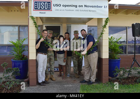 SCHOFIELD BARRACKS-Armee Hawaii und USO Beamten ein aktenbündel maile Lei, was bedeutet, dass die offizielle Eröffnung des Schofield Barracks USO Zentrum an November 1, 2017. Von links: C.K. Hyde, Vice President von Pacific Regional Büro des USO; Oberst Stephen E. Dawson, Kommandeur der USAG-HI; Julia Bucayu-Domingo, Bereich Direktor von USO Hawaii; Jeff Callangan, USO Hawaii Beirat Präsident; und Clifton Clevinger, Schofield Barracks USO Center Manager. (U.S. Armee Foto von Karen A. Iwamoto, Oahu Publikationen) Stockfoto