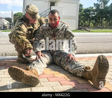 Die Ärzte, die an die Zentrale und Sitz der Batterie, 5 Battalion, 7th Air Defense Artillery Regiment zugeordnet ist, um ein Mass Casualty Training Durchführung zusammen mit deutschen, griechischen und U.S. Navy medizinisches Personal während Artemis Streik in Chania, Kreta 31. Okt.-Nov. 6, 2017. Die Ausbildung konzentriert sich auf die Rolle einer medizinischen Behandlung zu opfern und die Unterstützung von Artemis Streik, einer gemeinsamen multinationalen Air Missile Defence ausüben. Stockfoto