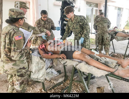 Die Ärzte, die an die Zentrale und Sitz der Batterie, 5 Battalion, 7th Air Defense Artillery Regiment zugeordnet ist, um ein Mass Casualty Training Durchführung zusammen mit deutschen, griechischen und U.S. Navy medizinisches Personal während Artemis Streik in Chania, Kreta 31. Okt.-Nov. 6, 2017. Die Ausbildung konzentriert sich auf die Rolle einer medizinischen Behandlung zu opfern und die Unterstützung von Artemis Streik, einer gemeinsamen multinationalen Air Missile Defence ausüben. Stockfoto