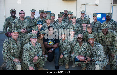 171102-N-NT 795-400 Imperial Beach, Calif (2. November 2017) Herschel Walker, Heisman Trophy Sieger, professioneller Athlet, Geschäftsmann und Autor, Meet and Greet mit Matrosen zu Küstengebieten Riverine Group (CRG) 1 Bei seinem Besuch an Bord Imperial Beach Naval Outlying Landeplatz zugeordnet. Walker stellt Service Mitglieder, Veteranen und militärische Familien emotionale und motivationale Unterstützung durch Vorträge auf militärische Einrichtungen im ganzen Land. (U.S. Marine Foto von Chief's Bootsmann Mate Nelson Doromal/Freigegeben) Stockfoto