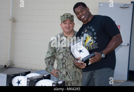 171102-N-NT 795-226 Imperial Beach, Calif (2. November 2017) Herschel Walker, Heisman Trophy Sieger, professioneller Athlet, Geschäftsmann und Autor, einen Fußball für Senior Chief's Gunner Mate zugewiesen, damit der Küsten Riverine Group (CRG) 1 Bei seinem Besuch an Bord Imperial Beach Naval Outlying Landeplatz. Walker stellt Service Mitglieder, Veteranen und militärische Familien emotionale und motivationale Unterstützung durch Vorträge auf militärische Einrichtungen im ganzen Land. (U.S. Marine Foto von Chief's Bootsmann Mate Nelson Doromal/Freigegeben) Stockfoto