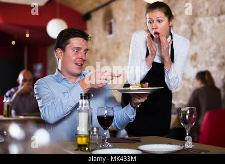 Unzufriedene Menschen ausdrücken Verdruß mit Essen sprechen zu entschuldigen Kellnerin Stockfoto