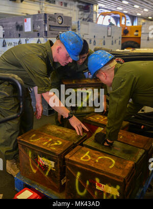 NORFOLK, Virginia (Nov. 2, 2017) Marines, zugeordnet zu den 26 Marine Expeditionary Unit (MEU), Kisten auf einer Palette im Hangar Bucht des Amphibious Assault Ship (LHD7). Iwo Jima ist in der Naval Station Norfolk, wie es für eine verbesserte umfassende Einheit Training vorbereitet. (U.S. Marine Foto von Mass Communication Specialist Seaman Dary M. Patten/Freigegeben) Stockfoto