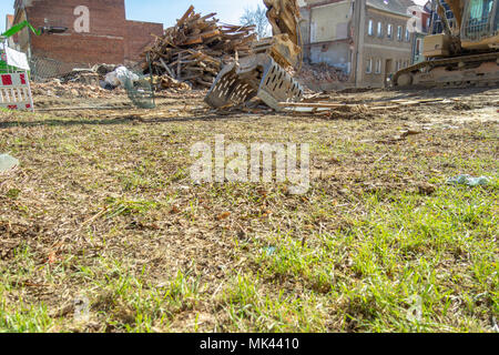 Digger Schaufel liegt auf einer Baustelle Stockfoto