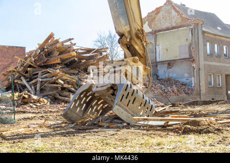 Digger Schaufel liegt auf einer Baustelle Stockfoto