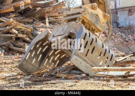 Digger Schaufel liegt auf einer Baustelle Stockfoto