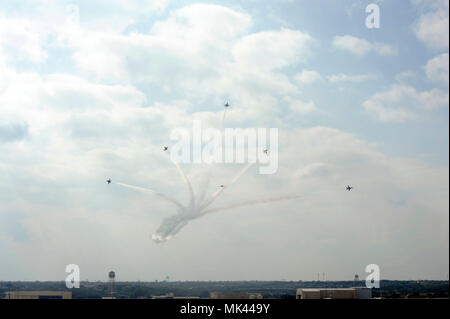 Die United States Air Force Thunderbirds sind bekannt für standardisierte Flugmanöver bei öffentlichen Demonstrationen. Das Archivbild zeichnet ein Delta-Burst-Manöver auf, das im November 2017 über der Joint Base San Antonio durchgeführt wurde. Stockfoto