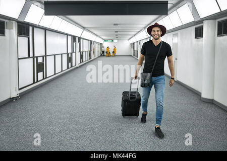 Junge Kerl in Flughafen Stockfoto