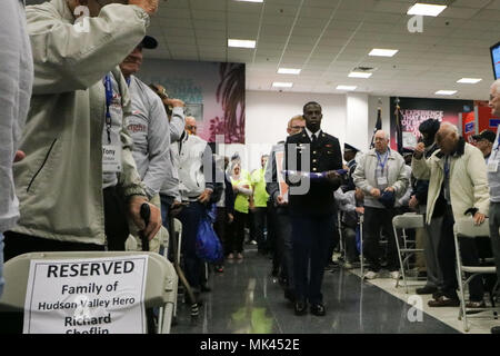 Gemeinschaft und militärische Mitglieder sammeln 18 Hudson Valley die Ehre des Flight Mission November 4, 2017 Stewart International Airport, Newburgh, NY Hudson Valley Ehre Flug zu unterstützen, ist eine gemeinnützige Organisation, die Flüge für Veteranen zu Washington, D.C., die Gedenkstätten, die Ehre, sie zu besuchen. (U.S. Nationalgarde Foto von Master Sgt. Lee C. Guagenti) Stockfoto