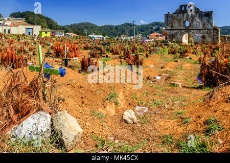 San Juan Chamula, Mexiko - 25. März 2015: Zerstörte Kirche und Friedhof in San Juan Chamula, eine indigene Stadt mit einzigartigen autonomen Status in Mexiko Stockfoto