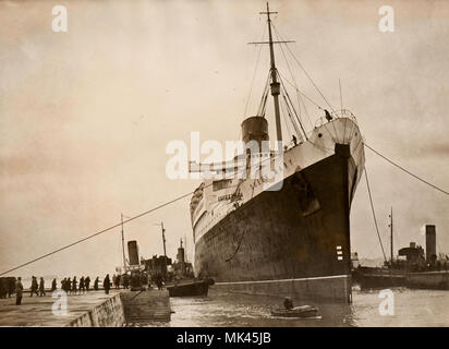 Queen Mary Trockendocks im starken Wind (1940s) Stockfoto