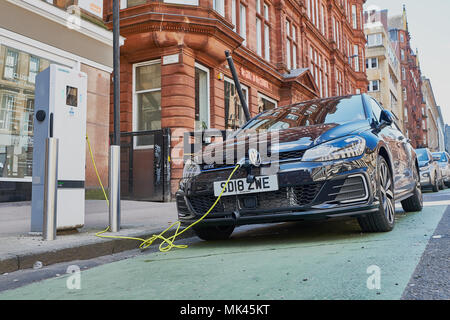 Volkswagen Golf elektrischen Auto, auf der Straße. Bothwell Street Glasgow Schottland Stockfoto