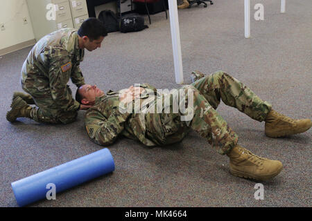 Kapitän Nicholas Koreerat, orthopädische zertifizierten Physiotherapeuten, U.S. Army Medical Command, unterstützt ein Kampf Advisor Team Soldat mit der 1 Sicherheit Kraft Hilfe Feuerwehr nach einem taktischen Leistung Optimierung der Klasse 1 bei Kelley Hügel auf Fort Benning, Ga. Die 1 SFAB entwickelt wurde geographische Kämpfer Kommandeure mit Master Taktiker, Trainieren, beraten, unterstützen, begleiten und ermöglichen Allied und zusammengeschlossen, um ausländischen Sicherheitskräfte. (U.S Armee Foto von SPC. Noelle E. Wiehe, 3 Infanterie Division/Freigegeben) Stockfoto