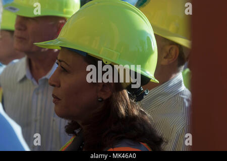 PALO SECO, Puerto Rico - sen Kamala Harris, D-C.A., auf die Beschädigung der Palo Seco Kraftwerk, wo die Armee Kern der Ingenieure weiterhin die Macht im Norden San Juan zu verbessern. (U.S. Armee Foto von Sgt. 1. Klasse Laura Berry) Stockfoto