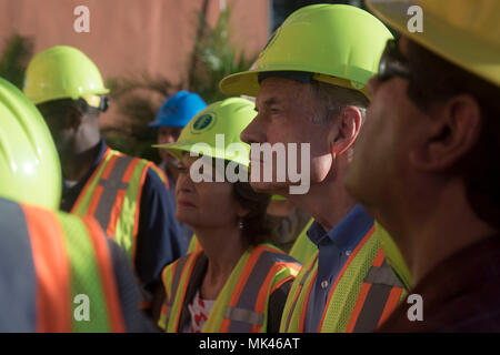 PALO SECO, Puerto Rico - sen Tom Carper, D-D.E., Besuche der Palo Seco Kraftwerk, wo die Armee Kern der Ingenieure weiterhin die Macht im Norden San Juan zu verbessern. (U.S. Armee Foto von Sgt. 1. Klasse Laura Berry) Stockfoto