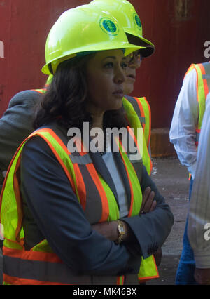 PALO SECO, Puerto Rico - sen Kamala Harris, D-C.A., Touren der Palo Seco Kraftwerk, wo die Armee Kern der Ingenieure weiterhin Strom im Norden San Juan zu verbessern. (U.S. Armee Foto von Sgt. 1. Klasse Laura Berry) Stockfoto