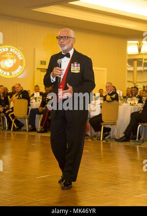 Pensionierte Generalmajor Charles F. Bolden jr., ehemaliger Administrator der National Aeronautics und Space Administration und ehemaliger Kommandierender General des 3. Marine Flugzeugflügel, spricht als Gast der Ehre für Marine Flügel Hauptsitz Squadron (MWHS) 3, Marine Corps 242nd Geburtstag ball Feier im Loews Coronado Bay Resort, San Diego, November 4, 2017. Dieses Ereignis ruft alle Marines die Kameradschaft, der Anreicherung zu feiern, und die Erfüllung der Wehrpflicht. (U.S. Marine Corps Foto von Cpl. Joshua S. McAlpine/Freigegeben) Stockfoto