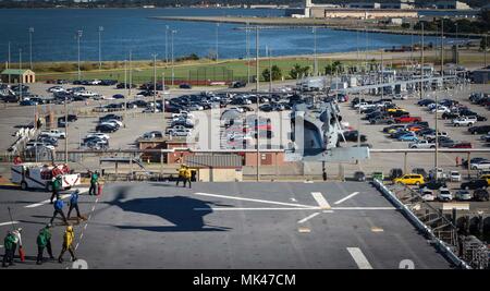 NORFOLK, Virginia (Nov. 2, 2017) Einem MH-60S Sea Hawk, angeschlossen an Helicopter Combat Squadron (HSC) 28, bereitet sich auf die Landung auf dem Flugdeck des Amphibious Assault ship USS Iwo Jima (LHD7). Iwo Jima ist Teil der Iwo Jima Amphibious Ready Gruppe und bereitet sich auf den bevorstehenden Einsatz. (U.S. Marine Foto von Mass Communication Specialist 3. Klasse Kevin Leitner/Freigegeben) Stockfoto