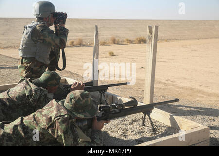 Eine nationale afghanische Armee Soldat mit 6 Kandak, 1. Brigade 215 Corps bereitet eine M24 Scharfschützengewehr während einer Schlacht Sicht null Sortiment am Lager Shorabak, Afghanistan, Nov. 11, 2017 Feuer. Etwa 15 Soldaten mit der Einheit arbeiten, ihre langfristige feuern Funktionen als Teil der Betriebsbereitschaft Zyklus zu verbessern. Von ANA Instruktoren geführt, der Ork ist ein 8-wöchigen Kurs, der infanterie Techniken und Fähigkeiten seiner Schüler zu bauen, um kampfeinsätzen gegen die Taliban in der Provinz Helmand zu unterstützen. (U.S. Marine Corps Foto von Sgt. Lucas Hopkins) Stockfoto