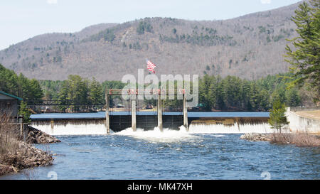 Der See Algonquin Hydro Dam am unteren Ende des Lake Algonquin auf der Sacandaga Fluss in der Stadt der Brunnen, NY USA bei Hochwasser im Frühjahr. Stockfoto