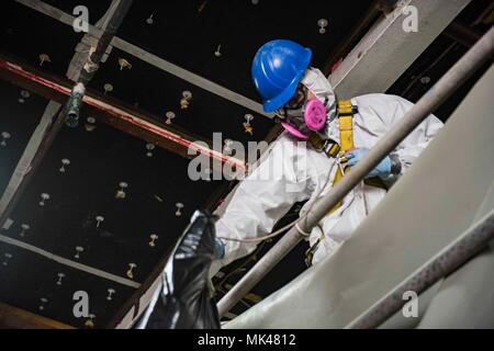 171106-N-QI 061-013 Portsmouth, Virginia (Nov. 06, 2017) der Luftfahrt Bootsmann Mate (Handling) 3. Klasse Jonathan Lee, von Rockwall, Texas, senkt eine Plastiktüte auf dem Deck im Hangar Bucht der Flugzeugträger USS Dwight D. Eisenhower (CVN 69) (IKE). Ike ist zurzeit eine geplante schrittweise Verfügbarkeit (PIA) im Norfolk Naval Shipyard während der Erhaltungsphase der optimiert Flotte Notfallplan (OFRP). (U.S. Marine Foto von Mass Communication Specialist 3. Klasse Nathan T. Bart) Stockfoto