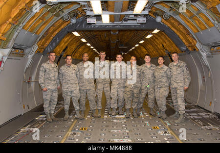 Us Air Force Colonel John Klein (links), der kommandierende Offizier des 60 Air Mobility Wing, und Chief Master Sgt. Steve Nichols (rechts), Leiter für die 60 AMW Pose mit 660Th Aircraft Maintenance Squadron Betreuer im Laderaum eines KC-10 Extender Flugzeuge, Nov. 3, 2017, Travis Air Force Base, Calif. Das 660Th AMXS ist verantwortlich für die Sicherheit und Zuverlässigkeit der Flotte und damit Stärkung der amerikanischen Air Power auf der ganzen Welt. (U.S. Air Force Foto von Heide Couch) Stockfoto