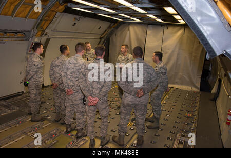 Us Air Force Colonel John Klein, der kommandierende Offizier des 60 Air Mobility Wing, und Chief Master Sgt. Steve Nichols, Befehl chief für die 60 AMW, interagiert mit 660Th Aircraft Maintenance Squadron Betreuer im Laderaum eines KC-10 Extender Flugzeuge, Nov. 3, 2017, Travis Air Force Base, Calif. Das 660Th AMXS ist verantwortlich für die Sicherheit und Zuverlässigkeit der Flotte und damit Stärkung der amerikanischen Air Power auf der ganzen Welt. (U.S. Air Force Foto von Heide Couch) Stockfoto