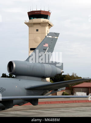 Die KC-10 Extender Flugzeuge vor der control tower geparkt, Nov. 3, 2017, Travis Air Force Base, Calif. Mit rund 3.300 Flugzeuge ständig An- und Abreise auf monatlicher Basis, Travis AFB Griffe mehr Fracht- und Personenverkehr als jede andere militärische air terminal in den Vereinigten Staaten. (U.S. Air Force Foto von Heide Couch) (U.S. Air Force Foto von Heide Couch) Stockfoto