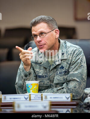 Us Air Force Brig. Gen. Steven Bleymaier, Leiter Logistik, Technik und Schutz, Sitz Air Mobility Command, Scott Air Force Base, Illinois, besuche Travis Air Force Base, Calif., Nov. 1, 2017. Bleymaier erhielt eine Mission briefing, bereiste mehrere Staffeln und besuchte mit Flieger während seines zweitägigen Besuchs. (U.S. Air Force Foto von Louis Briscese) Stockfoto