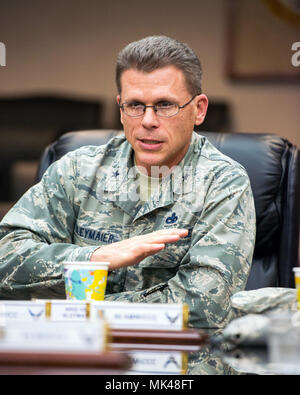 Us Air Force Brig. Gen. Steven Bleymaier, Leiter Logistik, Technik und Schutz, Sitz Air Mobility Command, Scott Air Force Base, Illinois, besuche Travis Air Force Base, Calif., Nov. 1, 2017. Bleymaier erhielt eine Mission briefing, bereiste mehrere Staffeln und besuchte mit Flieger während seines zweitägigen Besuchs. (U.S. Air Force Foto von Louis Briscese) Stockfoto