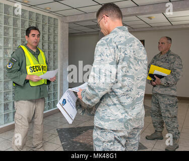 Us Air Force Brig. Gen. Steven Bleymaier, Leiter Logistik, Technik und Schutz, Sitz Air Mobility Command, Scott Air Force Base, Illinois, besuche die 60. Security Forces Squadron während seiner Tour von Travis Air Force Base, Calif., Nov. 1, 2017. Bleymaier erhielt eine Mission briefing, bereiste mehrere Staffeln und besuchte mit Flieger während seines zweitägigen Besuchs. (U.S. Air Force Foto von Louis Briscese) Stockfoto