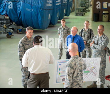 Us Air Force Brig. Gen. Steven Bleymaier, Leiter Logistik, Technik und Schutz, Sitz Air Mobility Command, Scott Air Force Base, Illinois, besuche die 60. Bauingenieur Squadron während seiner Tour von Travis Air Force Base, Calif., Nov. 1, 2017. Bleymaier erhielt eine Mission briefing, bereiste mehrere Staffeln und besuchte mit Flieger während seines zweitägigen Besuchs. (U.S. Air Force Foto von Louis Briscese) Stockfoto