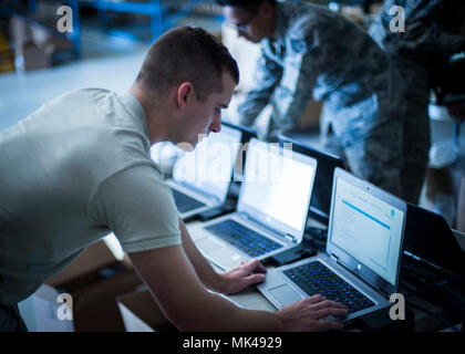 Senior Airman Zach willst, 49th Communications Squadron cyber Operator, installiert Microsoft Windows 10 auf einem Laptop Holloman Air Force Base, N.M., Nov. 1, 2017. Willst ist eine der wenigen Flieger mit der Installation von Windows 10 beauftragt, und verschiedene andere Programme, wie Adobe und Java, Holloman Computern nach Übergang der Air Force, der an einen Microsoft Windows 10 Secure host". (U.S. Air Force von Airman 1st Class Alexis S. Docherty) Stockfoto