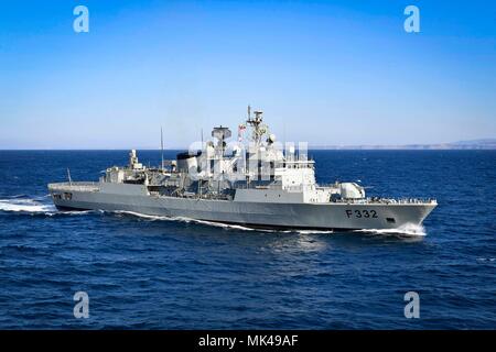 Die NRP Corte-Real (F332) ist eine Fregatte der Vasco-da-Gama-Klasse der portugiesischen Marine, die 1992 in Dienst gestellt wurde. Am 6. November 2017 segelte die Fregatte zusammen mit der USS Oscar Austin (DDG-79), einem Lenkraketenzerstörer der Arleigh-Burke-Klasse, der 2000 in Betrieb genommen wurde, während eines bilateralen Trainings im Atlantik unter der 6. US-Flotte. Das Archivbild dokumentiert multinationale Marineoperationen auf See. Stockfoto