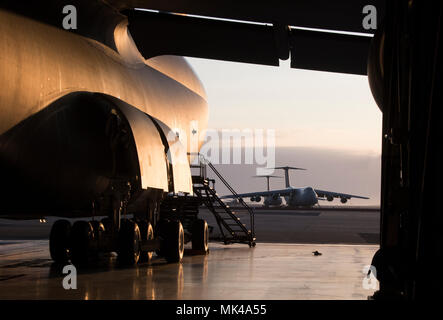 Ein C5-M Super Galaxy innerhalb des Hauses Station prüfen Hänger geparkt, Nov. 2, 2017, bei Travis Air Force Base, Calif. Flieger ab dem 60 Wartung Gruppe helfen, die größten Flugzeuge der Luftwaffe Bestand halten in der Luftfracht zu liefern, die Bekämpfung der Ausrüstung und humanitäre Hilfsgüter überall in der Welt, wenn Sie aufgefordert werden. (U.S. Air Force Foto von Heide Couch) Stockfoto