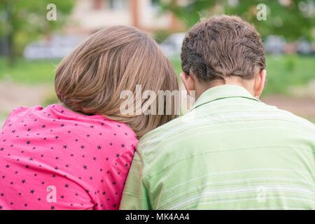 Zurück Blick auf Jungen und Mädchen Stockfoto