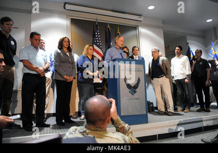 SAN JUAN, Puerto Rico - Sensor Tom Carper (D-DE) Adressen Reporter, Nov. 6, während einer Pressekonferenz auf der Muñiz Air National Guard Base statt, nachdem eine zweitägige Kongreßdelegation Tour von den US-Jungferninseln und Puerto Rico Sturm aus erster Hand zu beobachten und die laufenden Katastrophenhilfe beschädigt. Auch innerhalb der Delegation enthalten waren, Sen. Lisa Murkowski (R-AK), Senator Bill Cassidy (R-LA), Sen Al Franken (D-MN), Sen Kamala Harris (D-CA), Rep. Bill Shuster (R-PA), Rep. Garrett Gräber (R-LA), Bewohner Kommissar Jenniffer Gonzalez-Colon (R-PR) und Rep. Peter DeFazio (D-ODER). Stockfoto