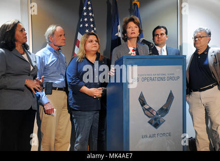 SAN JUAN, Puerto Rico - Sen. Lisa Murkowski (R-AK) Adressen Reporter, Nov. 6, während einer Pressekonferenz auf der Muñiz Air National Guard Base statt, nachdem führende eine zweitägige Kongreßdelegation Tour von den US-Jungferninseln und Puerto Rico aus erster Hand Sturm beschädigte Bereiche zu beobachten und die laufenden Katastrophenhilfe. Auch im Bild (von links nach rechts): Sen Kamala Harris (D-CA), Senator Tom Carper (D-DE), Bewohner Kommissar Jenniffer Gonzalez-Colon (R-PR), Puerto Rico Gouverneur Ricardo Rossello und Sen Al Franken (D-MN). Stockfoto