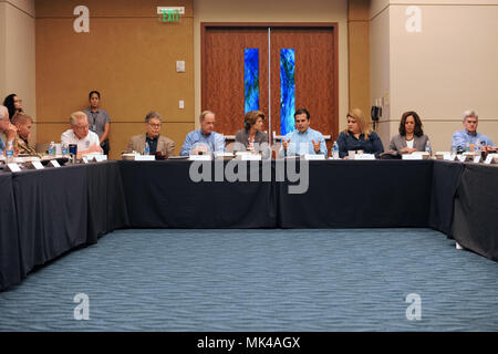 SAN JUAN, Puerto Rico - Mitglieder einer Delegation des Kongresses auf Puerto Rican Hilfsmaßnahmen durch Gouverneur Ricardo Rossello in der Puerto Rico Convention Center, Nov. 6 informiert werden. Wie man sitzt vor der Kamera (von links nach rechts): FEMA Federal Koordinierungsbeamte Michael Byrne, Sen Al Franken (D-MN), Senator Tom Carper (D-DE), Sen. Lisa Murkowski (R-AK), Rossello, Bewohner Kommissar Jenniffer Gonzalez-Colon (R-PR), Sen Kamala Harris (D-CA) und Senator Bill Cassidy (R-LA). Stockfoto